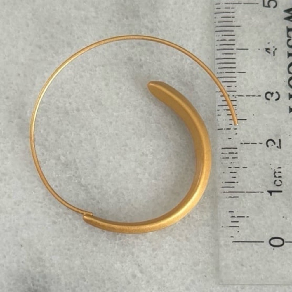 Gold Twist Hoop Earring Retro Vintage Style 

Brand New - Picture 4 of 4
